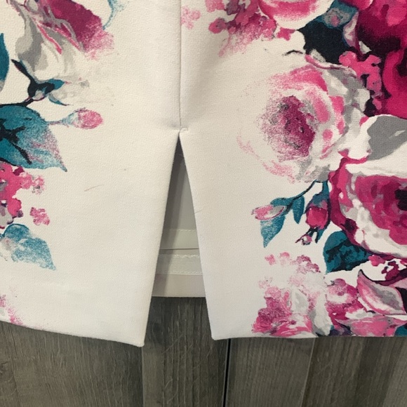 White House Black Market Magenta Rose & Blue Floral Pencil Skirt Woman's Size 00 - Picture 7 of 8
